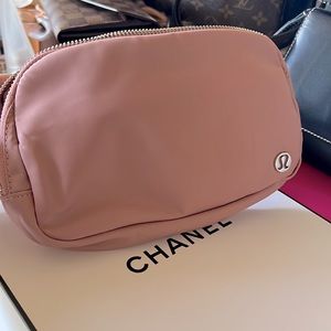 ❗️SALE LAST 1 ORIGINAL VERSION Lululemon everywhere belt bag in pink pastel
